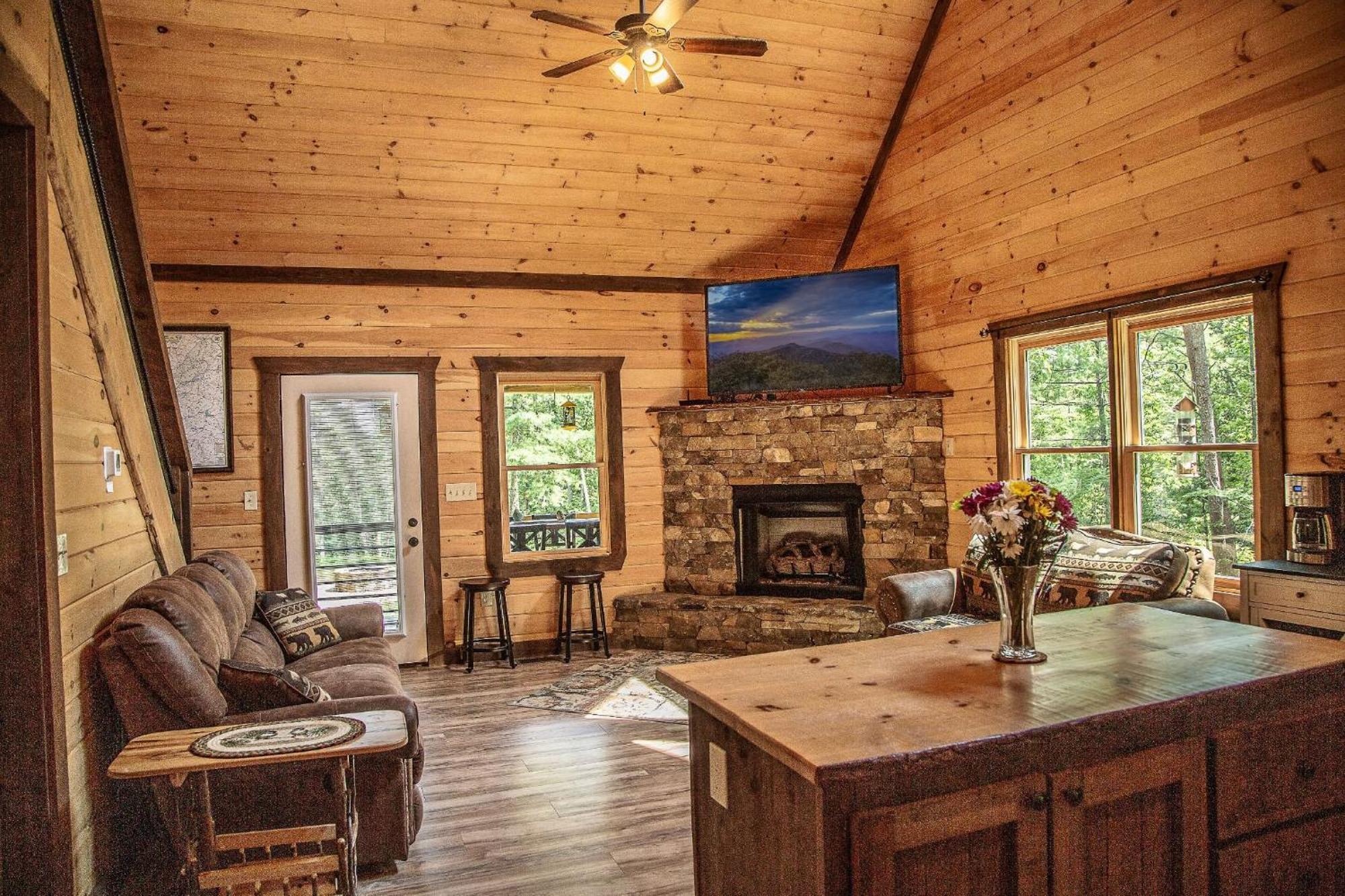 Adore The Smores Rustic Mountain Charm Outdoor Spaces And A Cozy Hot Tub 블루리지 외부 사진