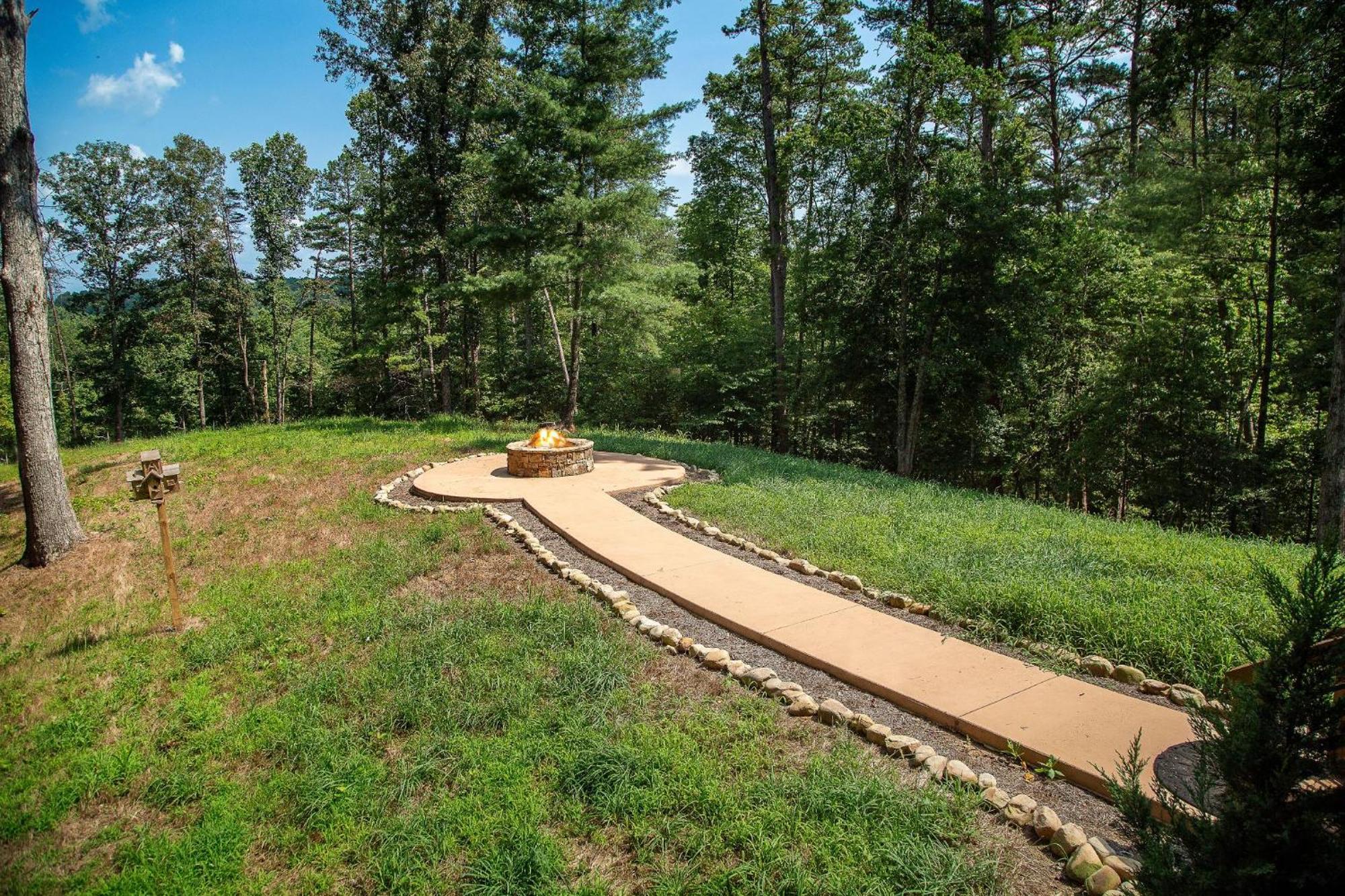 Adore The Smores Rustic Mountain Charm Outdoor Spaces And A Cozy Hot Tub 블루리지 외부 사진