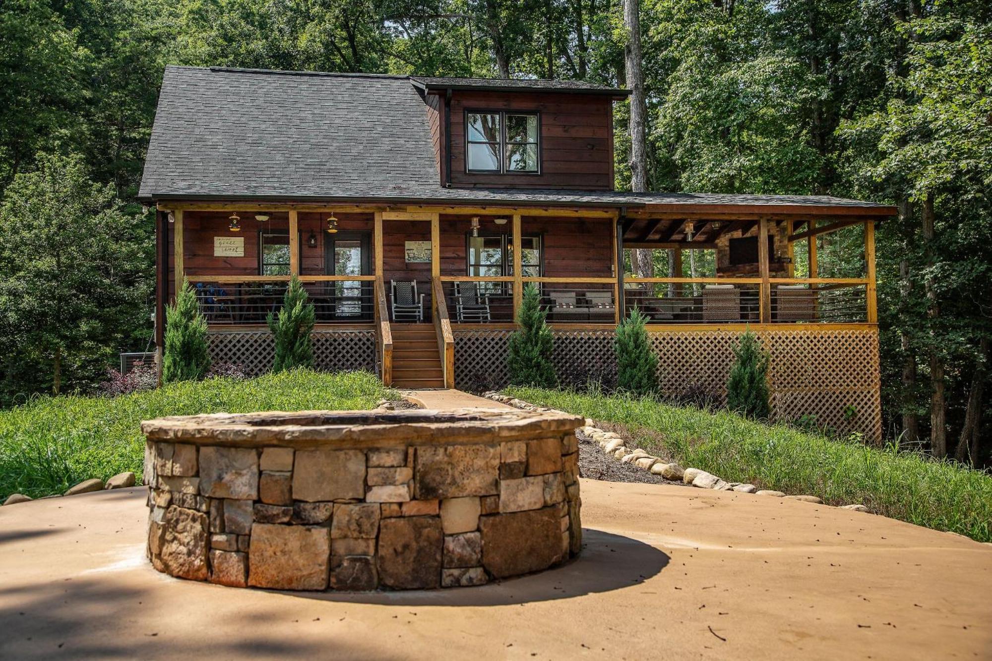 Adore The Smores Rustic Mountain Charm Outdoor Spaces And A Cozy Hot Tub 블루리지 외부 사진